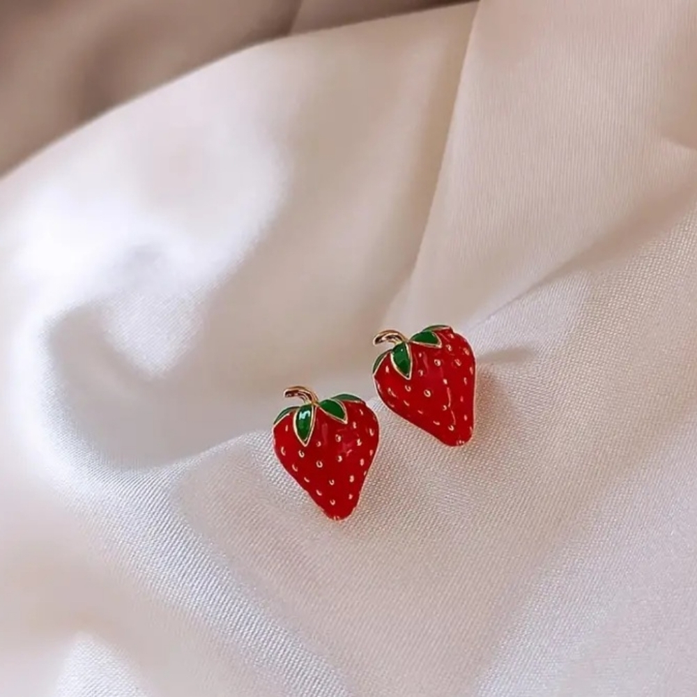 Lovely Strawberry🍓 stud earrings, 18k gold plated jewelry  1 pair. New - Picture 3 of 4